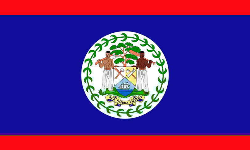 A bandeira do Belize é a única que retrata pessoas. Mostra dois homens segurando o brasão nacional. 