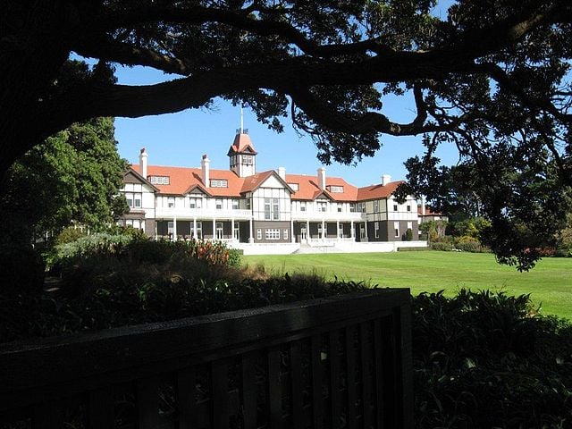 Government House (1910)
Residência oficial do Governador-Geral da Nova Zelândia, localizada em Wellington. Sua construção representa o poder do Estado e é usada para eventos diplomáticos e cerimônias oficiais.
