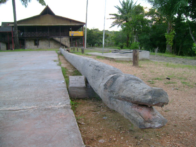La Chorrera é um centro de comunidades indígenas, sendo um dos principais assentamentos do povo Uitoto.
A região tem pouca infraestrutura moderna, mantendo tradições ancestrais indígenas.