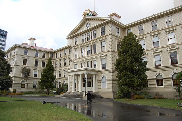 Old Government Buildings (1876)
Também localizado em Wellington, é uma das maiores estruturas de madeira do mundo. Construído para abrigar o governo colonial, hoje é parte da Universidade Victoria e um marco arquitetônico.