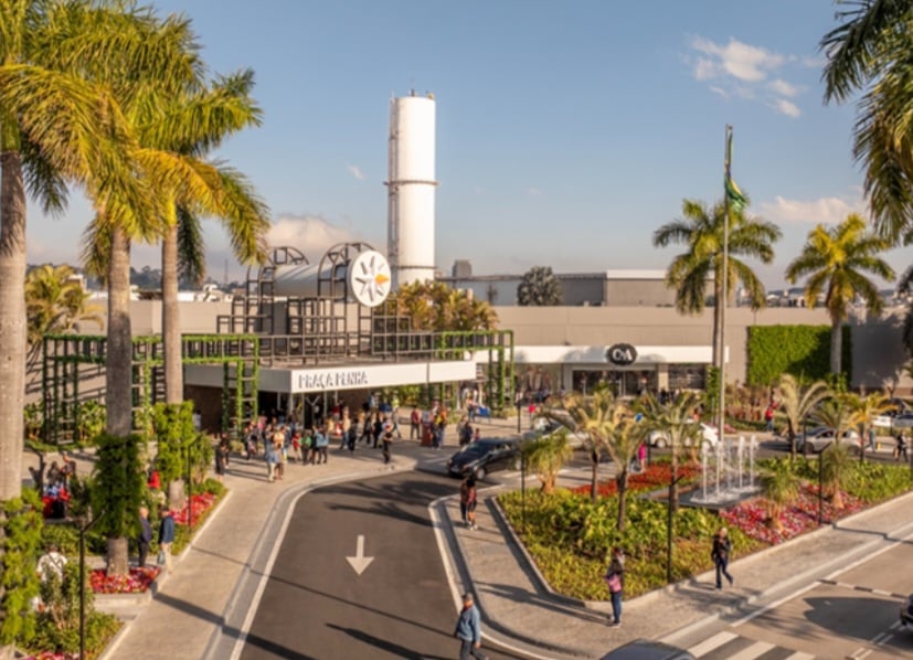 Com 579 lojas, três praças de alimentação e 13 salas de cinema, o espaço ainda surpreende por abrigar o Playcenter Family, um parque de diversões dentro do complexo.