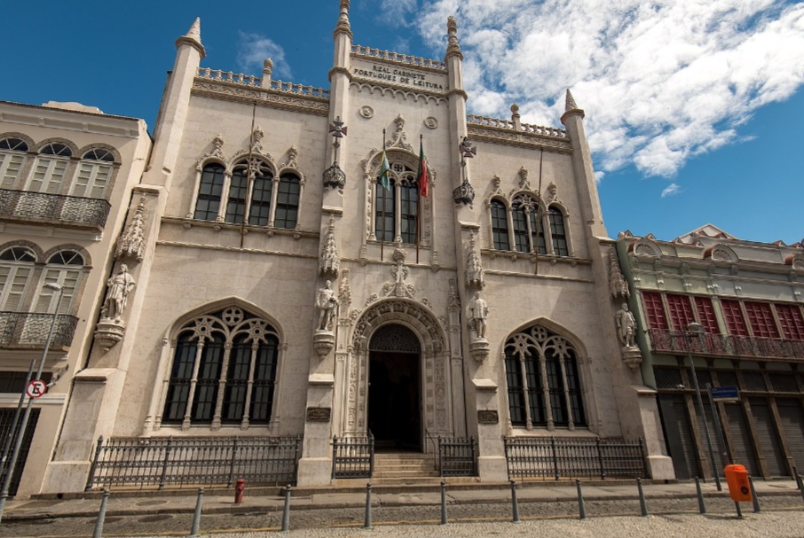 Localizado no centro do Rio de Janeiro , o Real Gabinete foi fundado em 1837 por imigrantes portugueses que desejavam preservar e difundir a literatura lusitana no Brasil. 