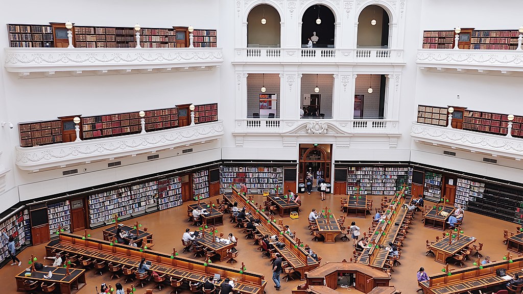 A Sala de Leitura La Trobe, octogonal e de seis andares, comporta centenas de leitores e milhares de volumes,; é marco da educação pública e intelectualidade austríaca .