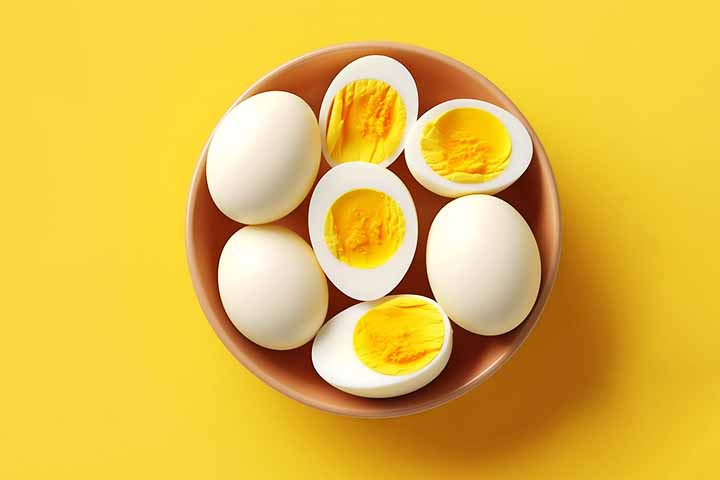 Um ovo contém cerca de 150 mg de colina, enquanto um peito de frango têm cerca de 72 mg e um punhado de amendoins contém cerca de 24 mg.