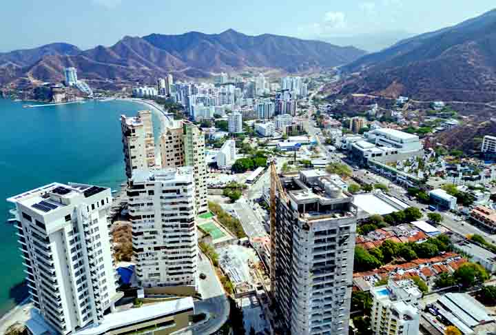 Santa Marta, situada na baía de mesmo nome, é um dos principais destinos turísticos do Caribe colombiano. Tem a localização entre a Sierra Nevada de Santa Marta, com os picos mais altos do país, e o Mar do Caribe. 