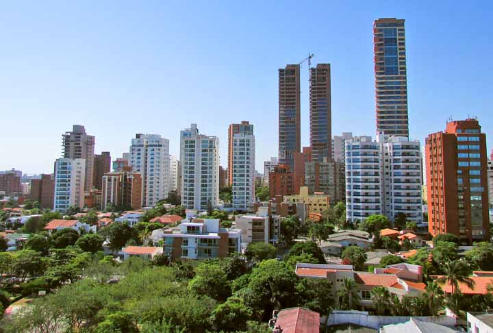 Terceira capital mais alta do mundo, a mais de 2.600 metros acima do mar, Bogotá é cosmopolita, tem mais de 7 milhões de habitantes e é o centro administrativo e cultural do país. Tem restaurantes, museus, centros comerciais, eventos de arte e vida noturna agitada.