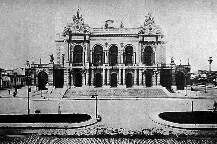 Nas décadas seguintes, o teatro passou por períodos de desgaste e intervenções. 
