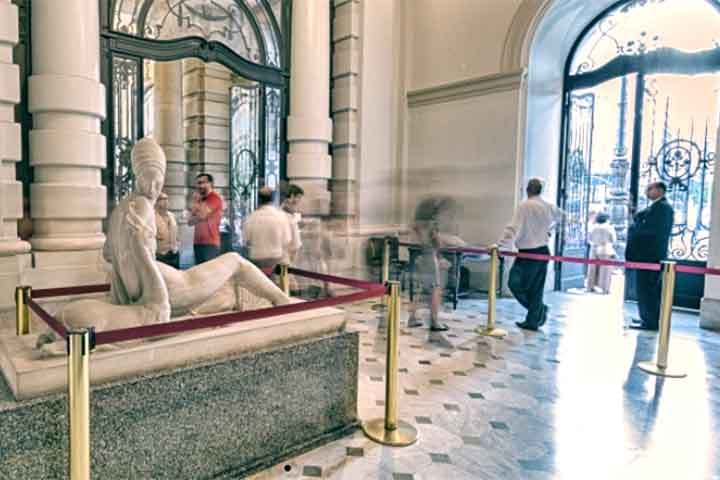 Em meados do século 20, houve restaurações pontuais, mas as reformas mais significativas ocorreram nos anos 1960, 1980 e em torno do centenário, para recuperar elementos originais, restabelecer a fachada, restaurar ornamentos, vitrais, acústica e estrutura cênica. 
