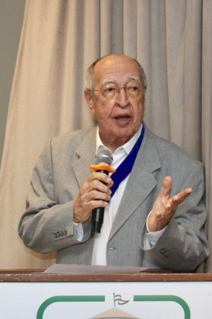 L&uacute;cio Alc&acirc;ntara e seus poemas(Foto: Arquivo pessoal )