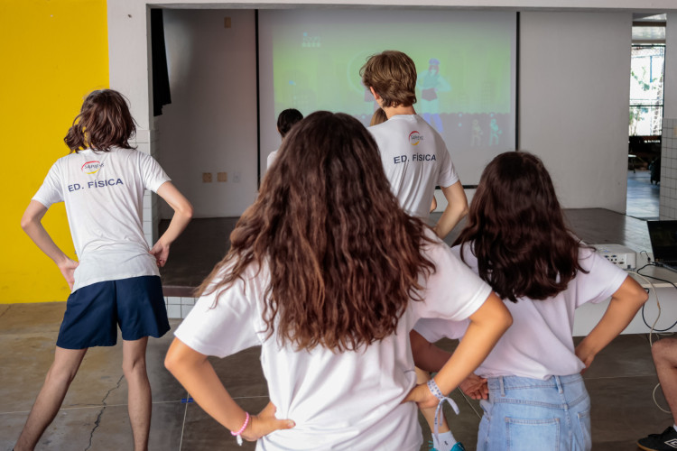 Intervalos interativos na Escola Canarinho Sapiens incluem pr&aacute;ticas em grupo como dan&ccedil;a e jogos