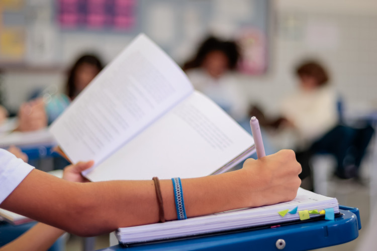 Dist&acirc;ncia dos celulares durante as aulas ajuda a melhorar aten&ccedil;&atilde;o dos alunos