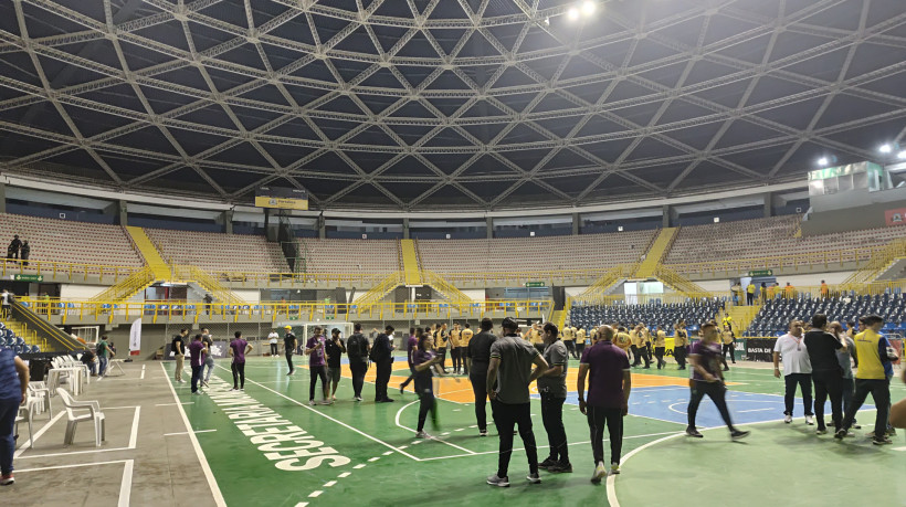 Quadra do Ginásio Paulo Sarasate após confusão entre torcidas organizadas de Ceará e Fortaleza durante o Clássico-Rei de futsal desta sexta-feira, 12