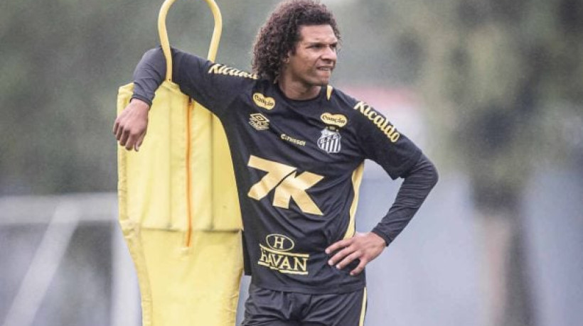 Contratado para ser titular, volante enfrenta dores persistentes, divergências internas e pode ter seu vínculo encerrado com o Peixe