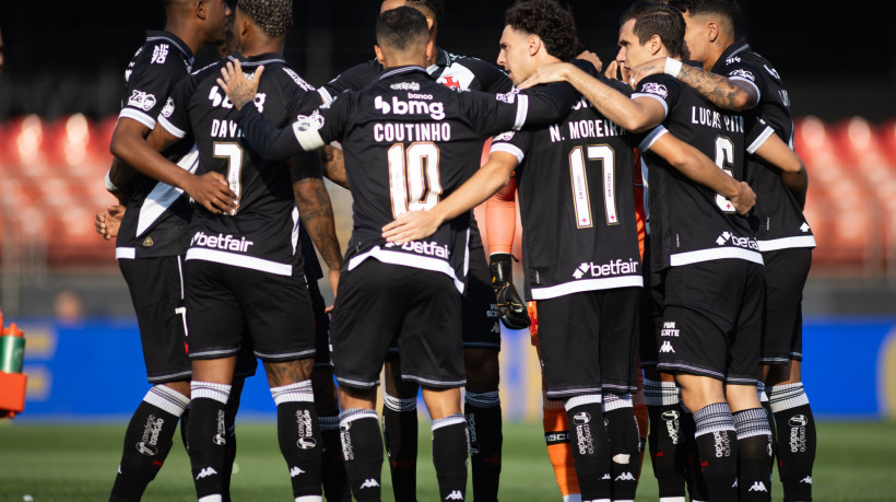 Time do Vasco reunido antes de jogo contra o Santos pela Série A