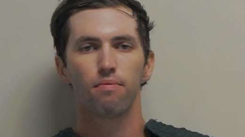 Nesta imagem de divulga&ccedil;&atilde;o fornecida pelo Gabinete do Governador de Utah, Tyler Robinson posa para uma foto de registro de ocorr&ecirc;ncia ap&oacute;s ser preso em 12 de setembro de 2025 em Spanish Fork, Utah. O ativista pol&iacute;tico Charlie Kirk, fundador da Turning Point USA, discursava em sua "American Comeback Tour" no campus da Universidade do Vale de Utah quando foi baleado no pesco&ccedil;o e morto em 10 de setembro de 2025