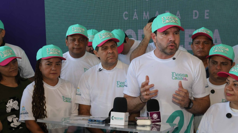 Presidente da Câmara, Leo Couto, ao lado do prefeito Evandro Leitão e vereadores durante o 