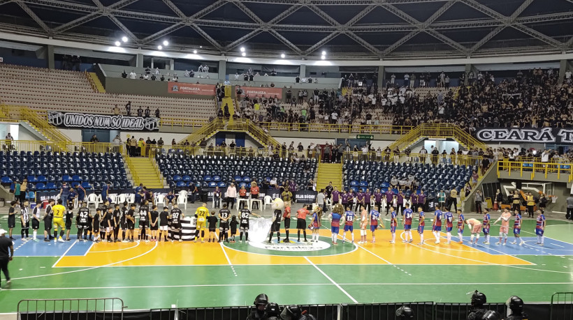 Partida entre Ceará e Fortaleza pelo futsal durou apenas seis minutos até ser interrompida por briga entre torcidas no ginásio Paulo Sarasate. 
