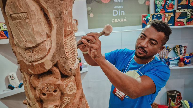 Escultor Mestre Din Alves, natural do Cariri, exp&ocirc;s no Carrossel du Louvre,
na Fran&ccedil;a, e exporta para pa&iacute;ses como B&eacute;lgica e Estados Unidos
