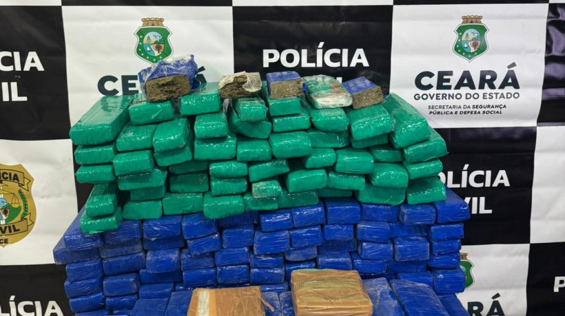 Ao todo, foram apreendidos 136 tabletes de maconha, totalizando cerca de 80 quilos da droga, além de dois tabletes de cocaína