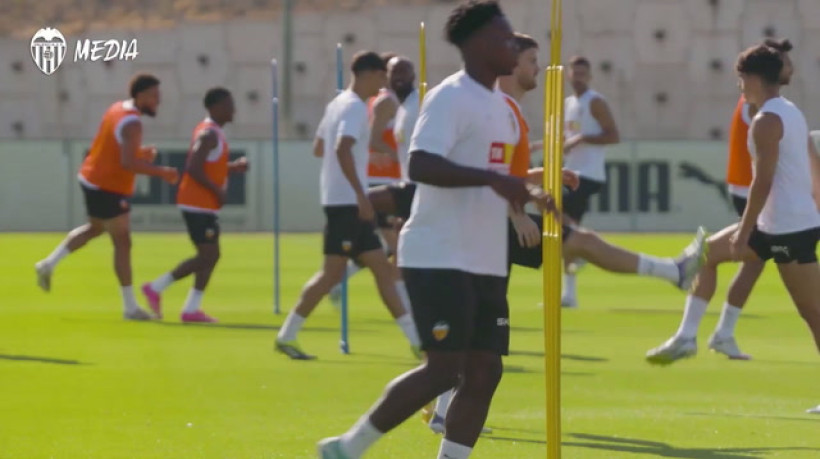 Valencia se prepara para duelo contra o Barcelona em LaLiga