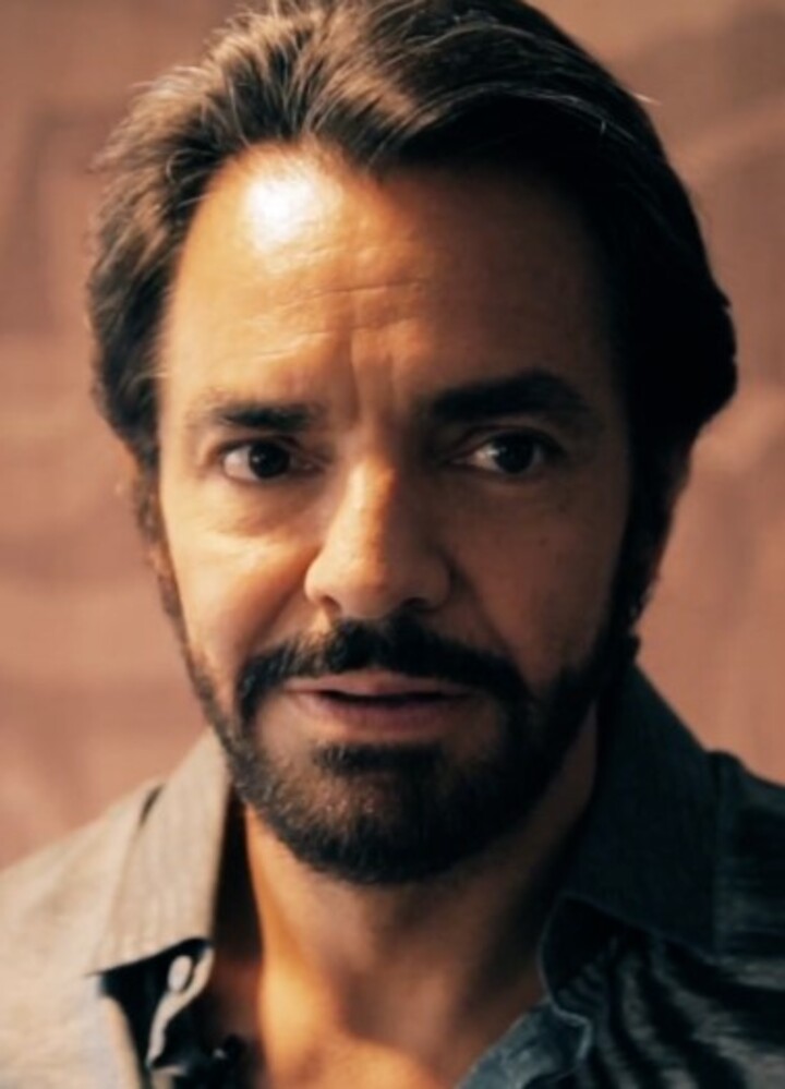 Um dia antes, em entrevista ao podcast “Hablemos de Cine”, comandado pela influencer Gaby Meza, o diretor criticou a falta de fluência de Selena Gomez no idioma espanhol. “A atuação de Selena é indefensável. Não entendo porque ninguém está falando sobre isso”, declarou na ocasião. 
