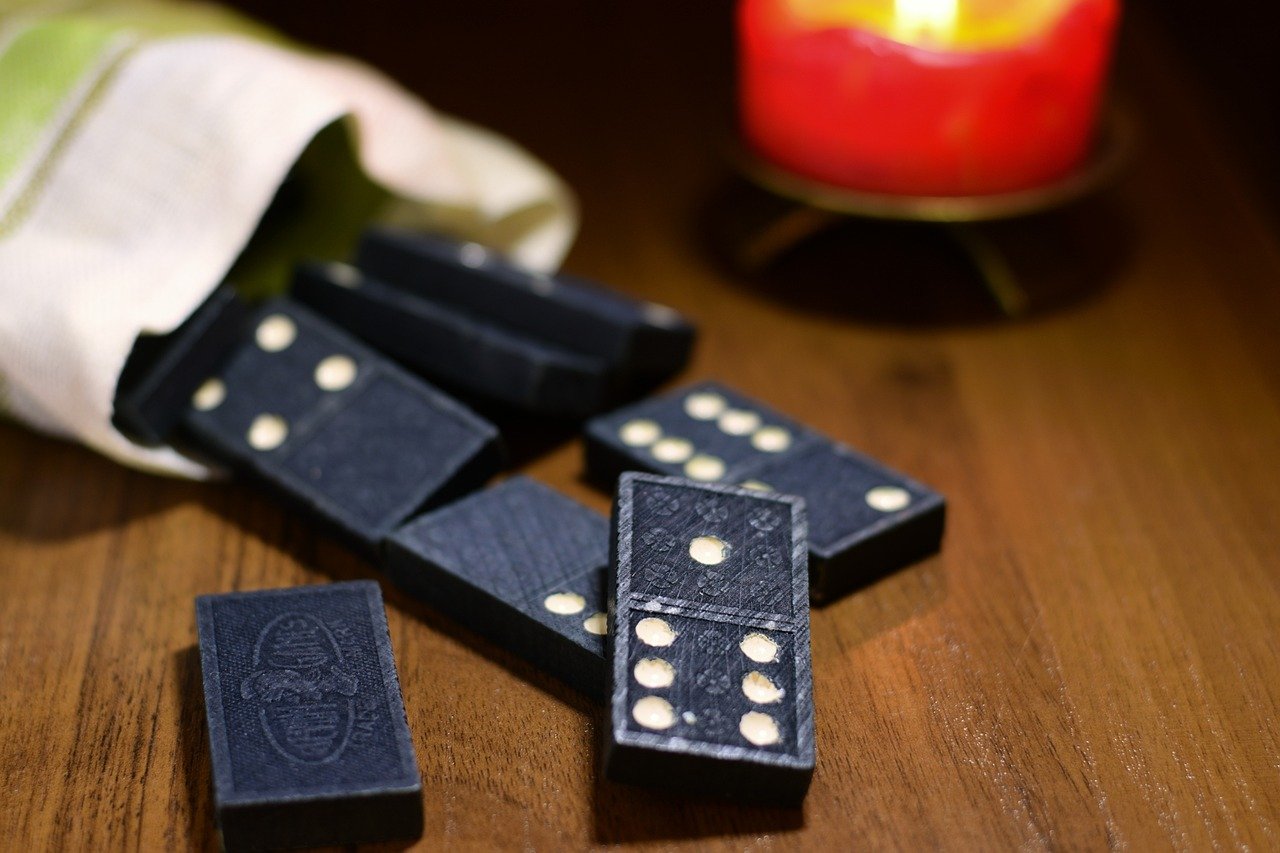 A cada rodada, o jogador deve colocar uma peça na mesa de modo que um de seus lados coincida com um número já exposto em uma das duas pontas. Por exemplo, se uma das pontas tiver o número 2, e, a outra for o número 6, o jogador seguinte só poderá colocar uma peça com 2 ou 6.