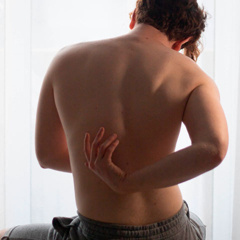 O tratamento reduz de maneira significativa as dores. Isso pode ser feito com manipulação ou com uso de aparelhos, como ultrassom. 