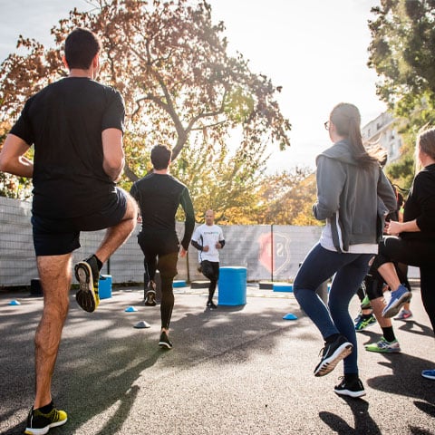 O especialista indica o exercício de acordo com o perfil individual, sem forçar exageradamente a musculatura. Consequentemente, minimiza o risco de dores e lesões. 