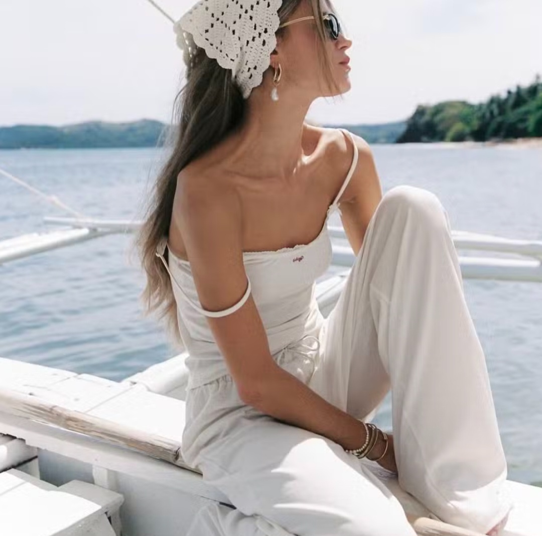 Atualmente, o crochê é reconhecido na alta costura e na decoração, com marcas e designers trazendo a técnica para as passarelas e interiores. 