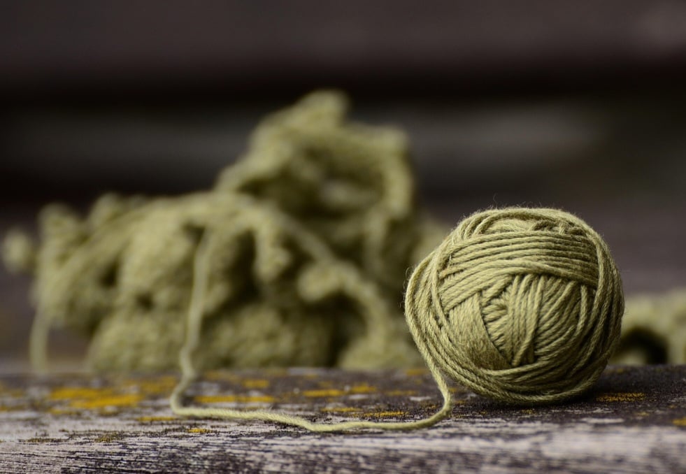 O modelo de crochê grampo consiste na produção de peças, como blusas e cachecóis, através de um grampo ou tear que cria tiras de argolas.
