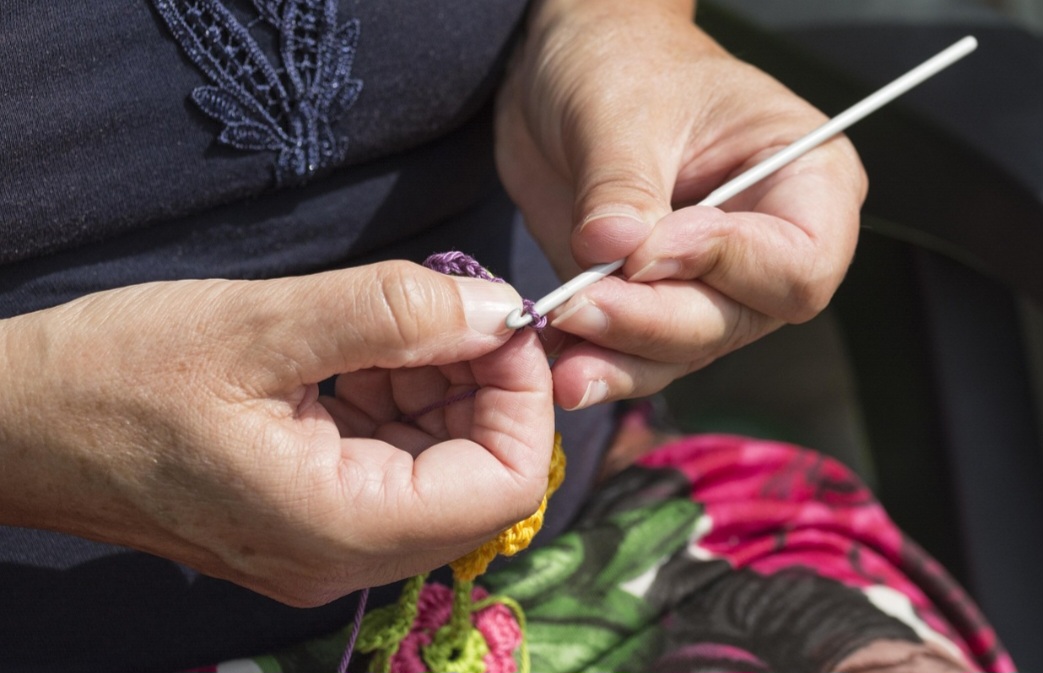 O crochê, então, ganhou grande popularidade na Europa, especialmente na França e, mais tarde, na Irlanda, onde se tornou uma fonte de renda para muitas mulheres durante a fome de batata. Uma época que deu origem ao famoso crochê irlandês. 