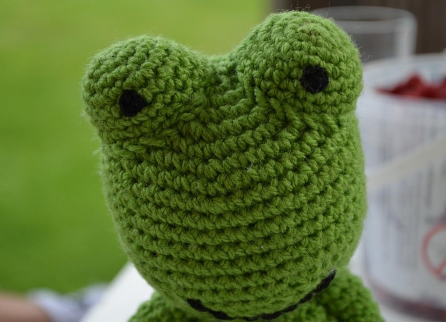 O baixo custo de materiais e a praticidade da técnica fizeram do crochê uma importante fonte de renda, permitindo que mulheres pudessem conciliar essa atividade com trabalhos domésticos e de cuidado com os filhos. 