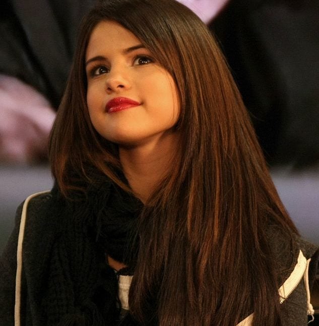 Selena Gomez voltou a falar sobre saúde mental, tema que sempre defendeu em sua carreira. Em entrevista à revista Allure, a cantora comentou cenas do documentário 