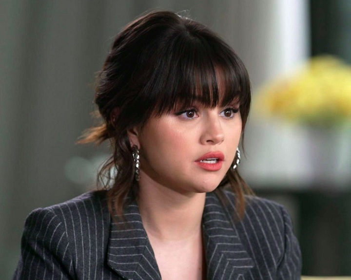 Além disso, Selena Gomez cofundou a startup de saúde mental Wondermind, ao lado de sua mãe, Mandy Teefey, e da empresária Daniella Pierson.