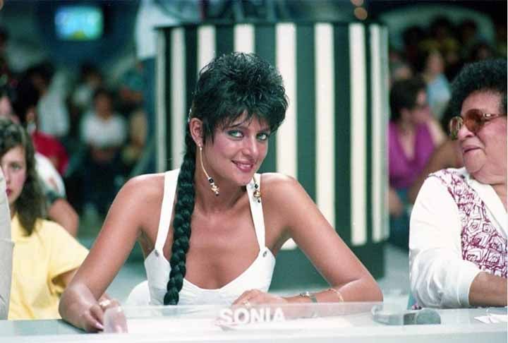 Sônia Lima se dedicou à carreira de modelo, sendo Miss Osasco, em 1978, e manequim no Japão. Apresentou um programa musical na TV Tupi intitulado Olimpop antes de chegar ao SBT e ser jurada.