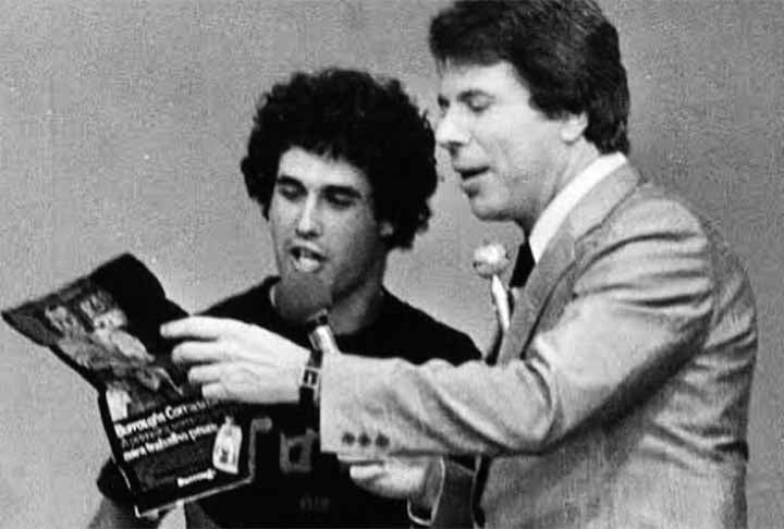 Conhecido por seu jeito excêntrico e pelas famosas pegadinhas, a imagem de Sérgio Mallandro se popularizou a partir da década de 1980, quando foi jurado de vários programas de calouros no SBT.