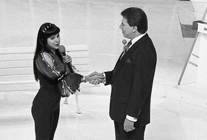 A convite de Silvio, aos 15 anos, Mara estreou em rede nacional com programas voltados ao público adolescente e adulto, e integrou o júri do Show de Calouros por pelo menos três anos. Ainda na décadas de 1980/90, a artista se consagrou como apresentadora infantil.