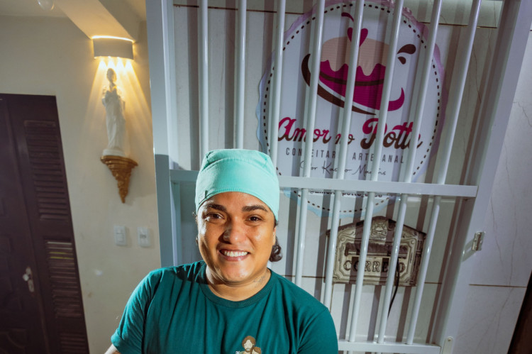 Fortaleza, CE, BR 12.09.25  -  Cacio Martins, que trabalha no setor de alimenta&ccedil;&atilde;o desde os 13 anos. J&aacute; passou por marmitaria, supermercado, hotel e restaurante. Hoje, ele e o companheiro servem pratinhos e bolos na cal&ccedil;ada de casa, no Pirambu, ap&oacute;s ele fechar todos os cursos do Senac. (Fco Fontenele/O POVO)