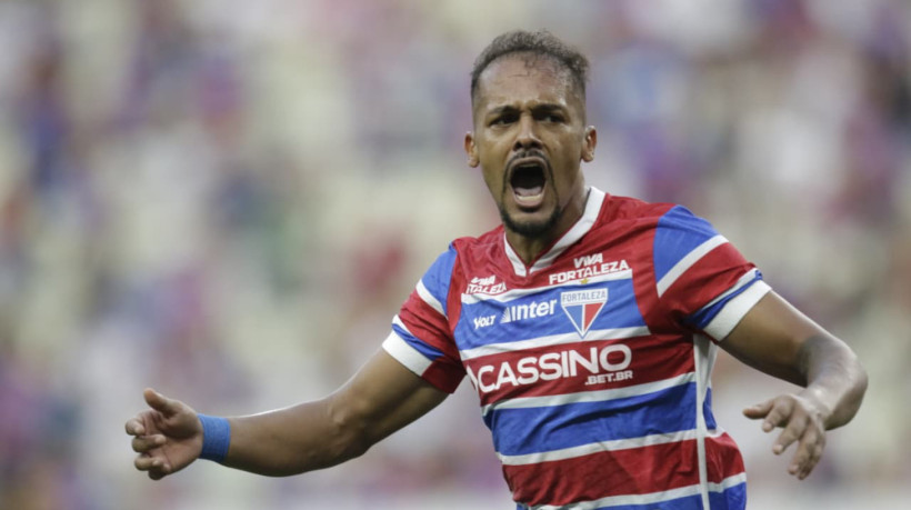 Bruno Pacheco, lateral do Fortaleza, comemora gol marcado diante do Vitória