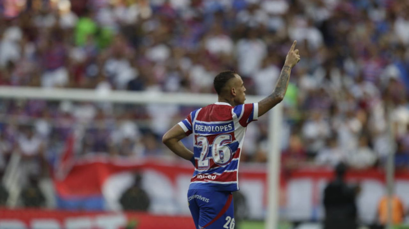 Breno Lopes, atacante do Fortaleza, comemora gol marcado diante do Vitória