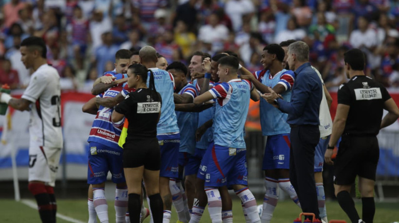 No primeiro tento tricolor no jogo, Breno Lopes foi comemorar com os atletas do banco de reservas e a comissão técnica
