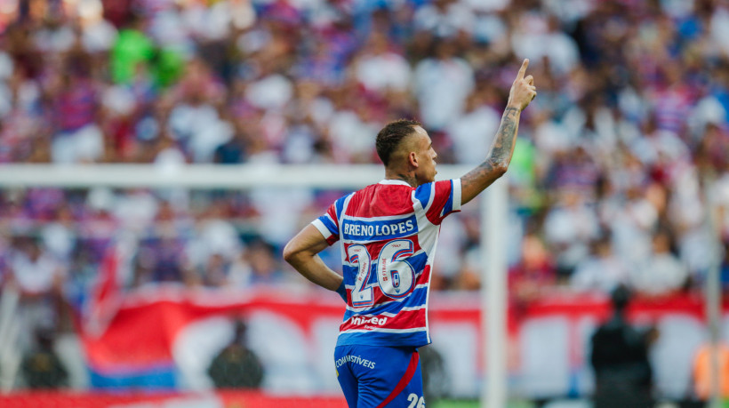Breno Lopes celebra gol do Fortaleza contra o Vitória na Arena Castelão