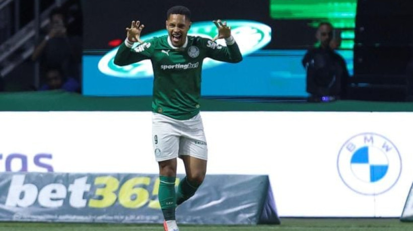 Atacante marcou três vezes na vitória do Verdão contra o Internacional. Andreas Pereira também celebrou vitória e estreia