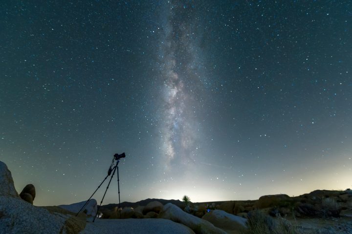 Para resistir ao calor do deserto, o fotógrafo chegou a ter que resfriar diversos telescópios com bolsas de gelo.