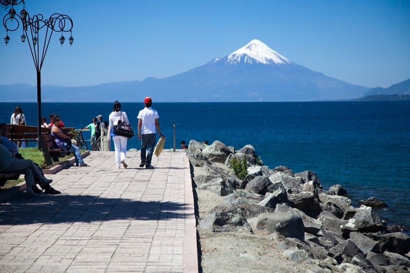 Localizado na Região dos Lagos, no sul do Chile, o Lago Llanquihue é o segundo maior do país, com uma área de 877 km². É cercado por paisagens deslumbrantes, incluindo o vulcão Osorno e florestas nativas.