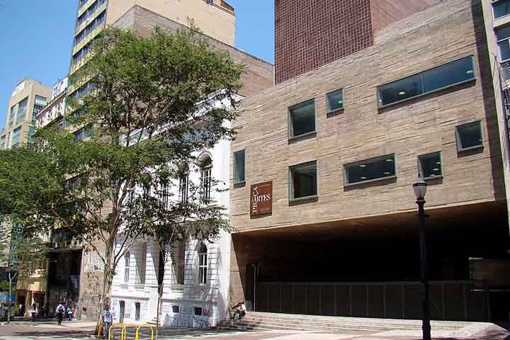 Desde 2012, essas escolas funcionam na Praça das Artes, anexo que estende as atividades formativas e artísticas do teatro. 
