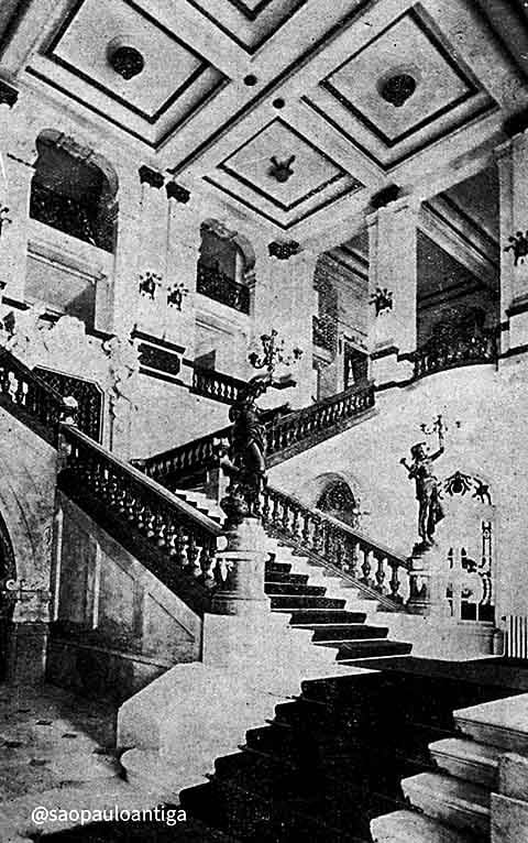 Nas primeiras décadas do século 20, grandes temporadas de ópera no teatro trouxeram ao país renomados cantores líricos e companhias estrangeiras, colocando São Paulo no mapa internacional da música erudita.
