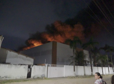 Incêndio começou durante a madrugada e assustou os moradores do bairro Jabuti 