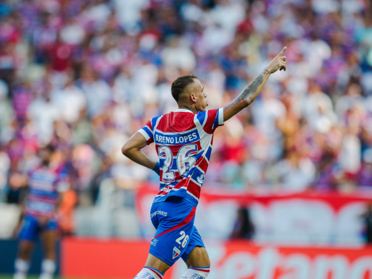 FORTALEZA, CEARÁ, BRASIL, 13-09-2025: Jogo Fortaleza x Vitória, pela série A do Campeonato Brasileiro. O jogo marca a estreia do treinador Martín Palermo. Na foto, comemoração de Breno Lopes. (Foto: Fernanda Barros/ O Povo)