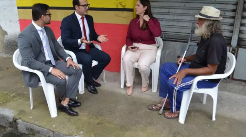 Audiência realizada na rua contou com o advogado Carlos Marcel, juiz federal Antônio Araújo, procuradora-chefe do INSS, Tatiana Cabral e Amarildo dos Santos
